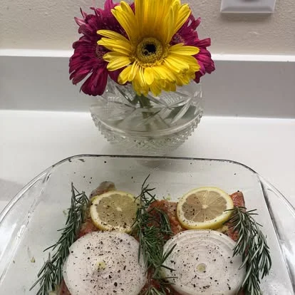 Salmon with onion, lemon and rosemary, ready for the oven